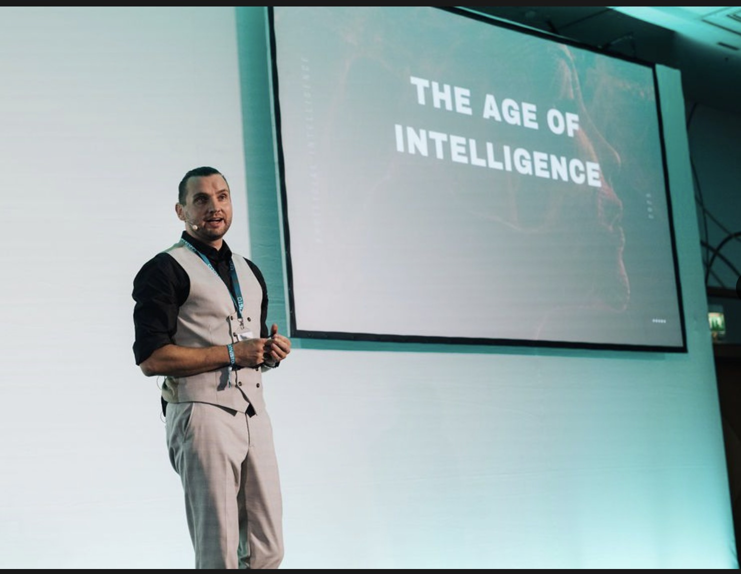 Christoph hält eine Keynote über das Zeitalter der Intelligenz.